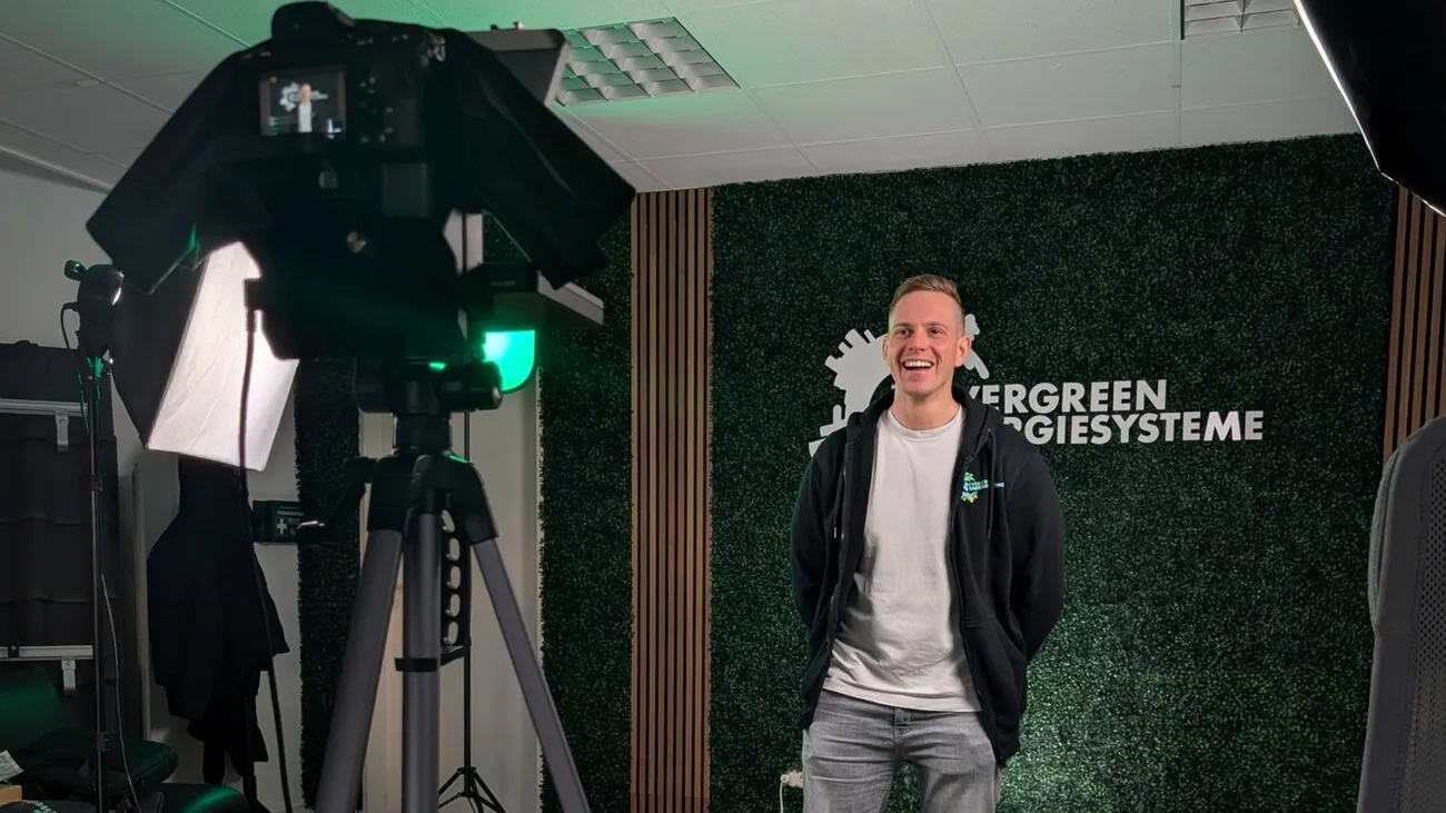Technik hilft bei langen Erklär-Videos Igor Lang, Geschäftsführer von Evergreen Energiesysteme, nutzt den Teleprompter auf der Kamera..
